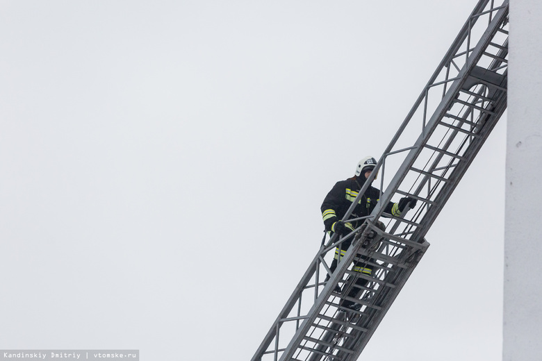 Спасатели сняли 2 детей с балкона во время пожара в многоэтажке томского поселка