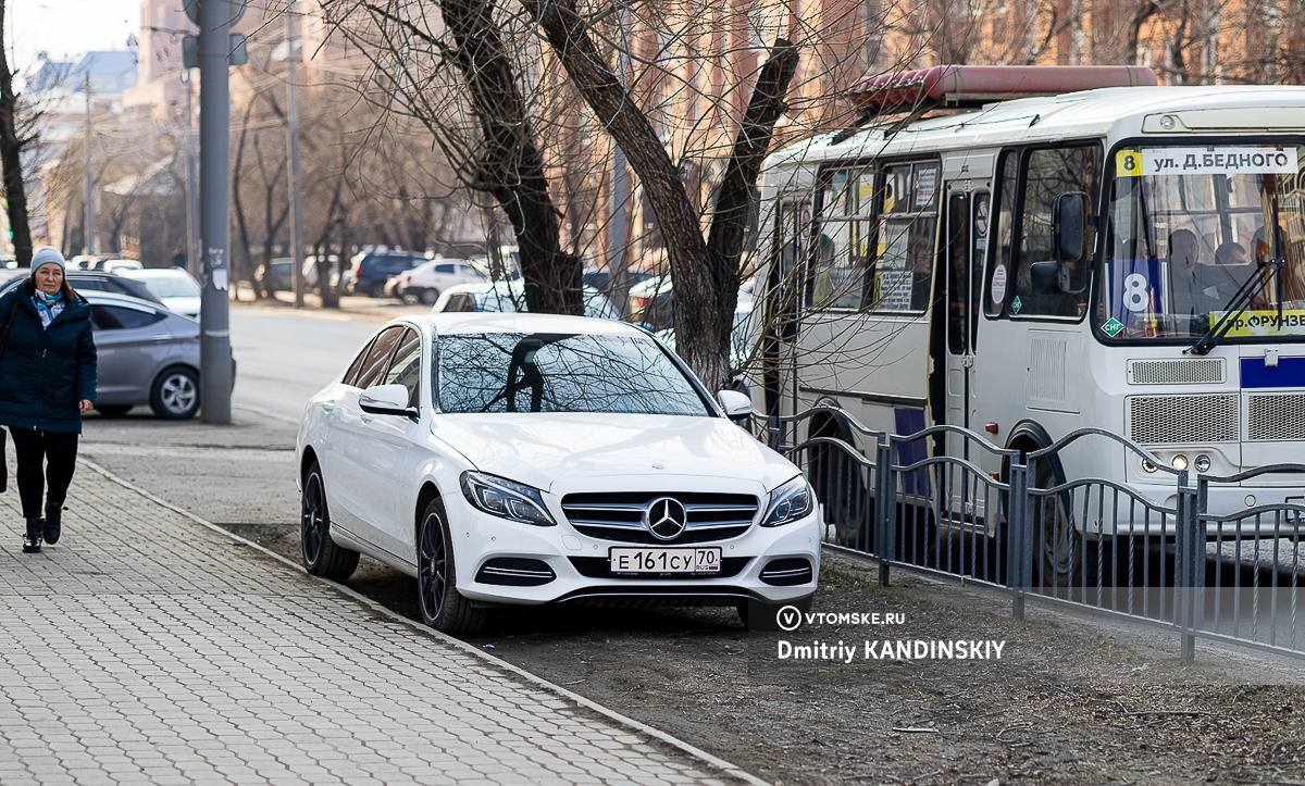В Томске внедрят автоматическую систему штрафов за парковку на газонах