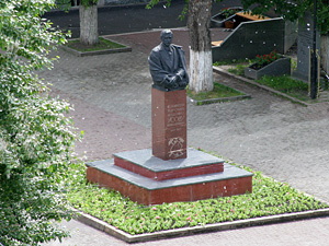 Памятник украсят тысячи цветов