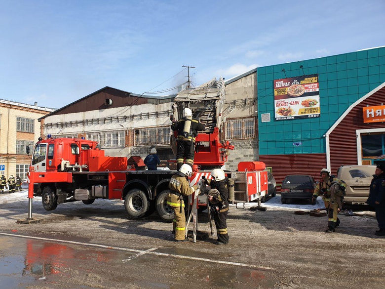 Пожар произошел в цеху вблизи торгового центра в Томске