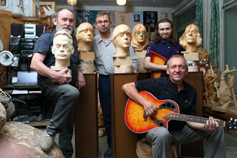 Томский скульптор передаст ливерпульскому музею бюсты The Beatles из кедра