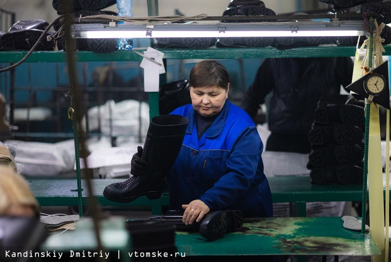 От сырья до сапога: как в Томске делают резиновую обувь