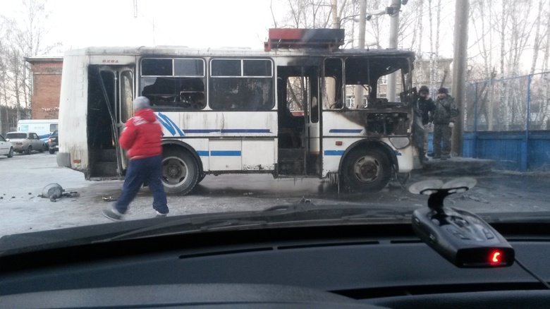 ПАЗ сгорел ночью во дворе дома в Томске