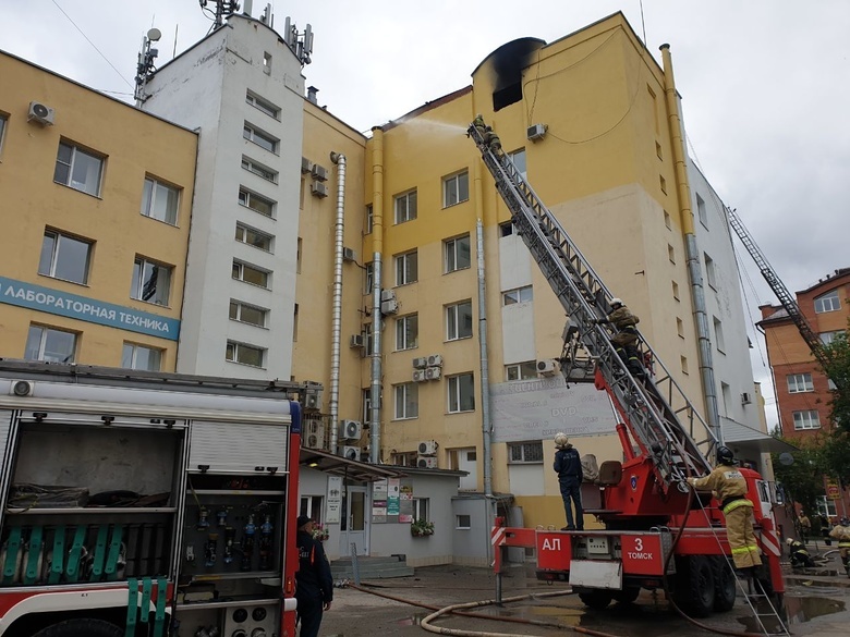 Крышу томского бизнес-центра на пр.Ленина потушили