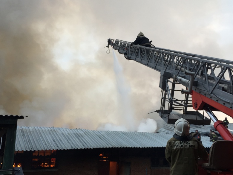 Крупный пожар произошел на складе в районе Черемошников в Томске