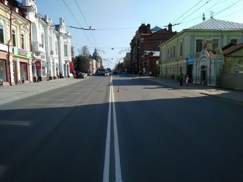 Мотоцикл сбил женщину в 100 метрах от пешеходного перехода в центре Томска