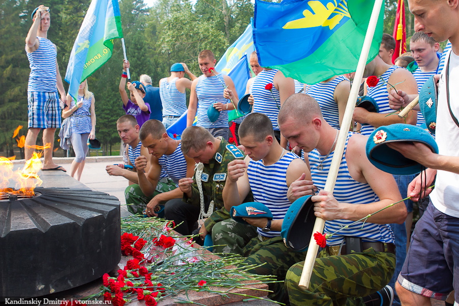 В свой праздник десантники возложили цветы к Вечному огню (фото)