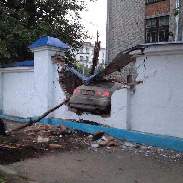Автомобиль протаранил кирпичный забор на Кирова (фото)