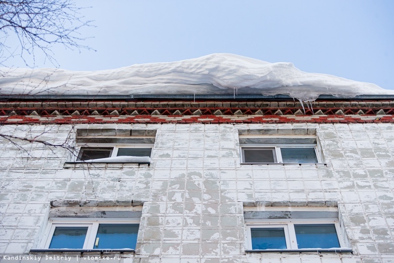 Подросток пострадал от падения снега с крыши дома в Томске