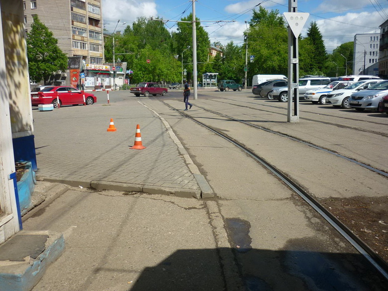 Сдававший назад грузовик наехал на пенсионера в центре Томска