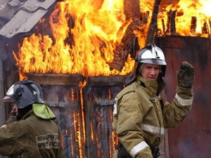 Томские пожарные спасли девушку