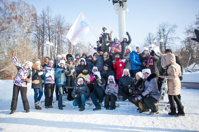 Студенты станцевали на Новособорной и нарядили памятник Татьяне (фото)