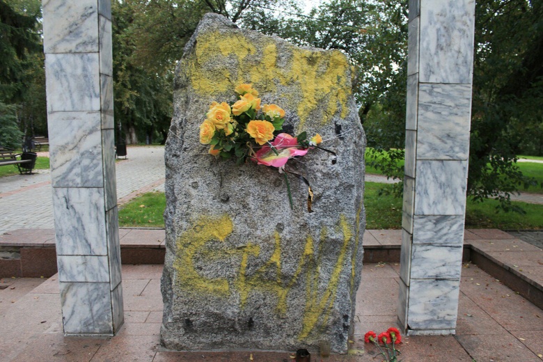 Вандалы сделали краской надписи на Камне скорби в Томске (фото)