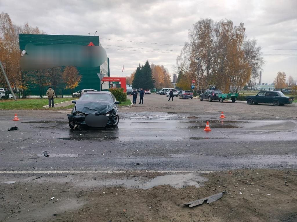 Две легковушки столкнулись на трассе под Томском. Водителей увезли в  больницу | 09.10.2023 | Томск - БезФормата