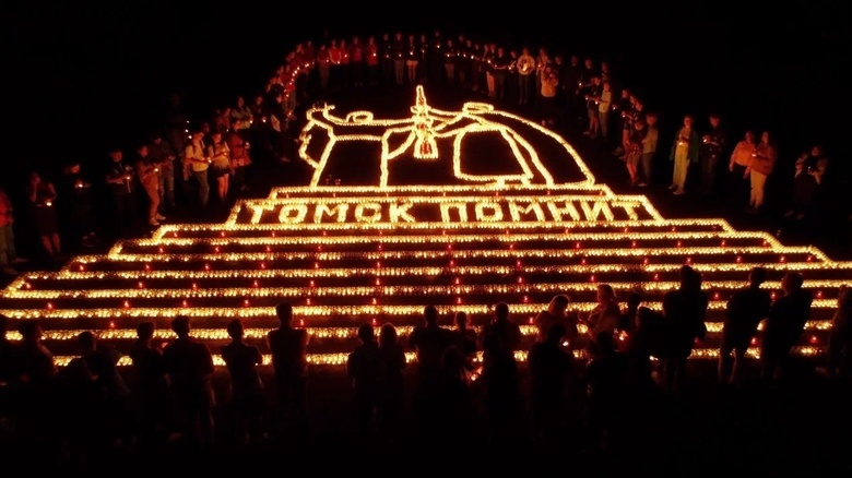 Образ памятника «Родина-мать вручает оружие сыну» сложили из 10 тыс свечей в Томске