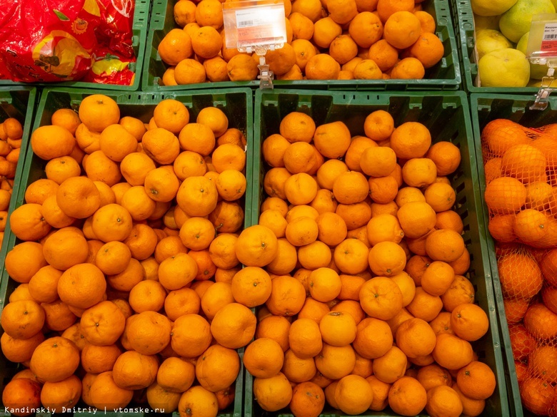 Россияне стали меньше покупать мандарины и красную икру