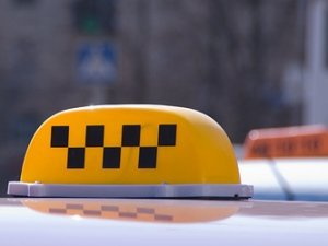 В Томске посетитель ночного клуба напал на таксиста с ножом