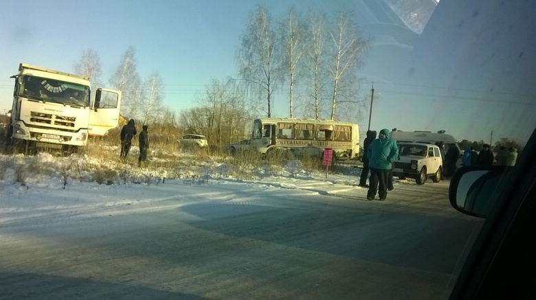 Под Томском ехавший на кладбище ПАЗ после столкновения с грузовиком сбил девушку