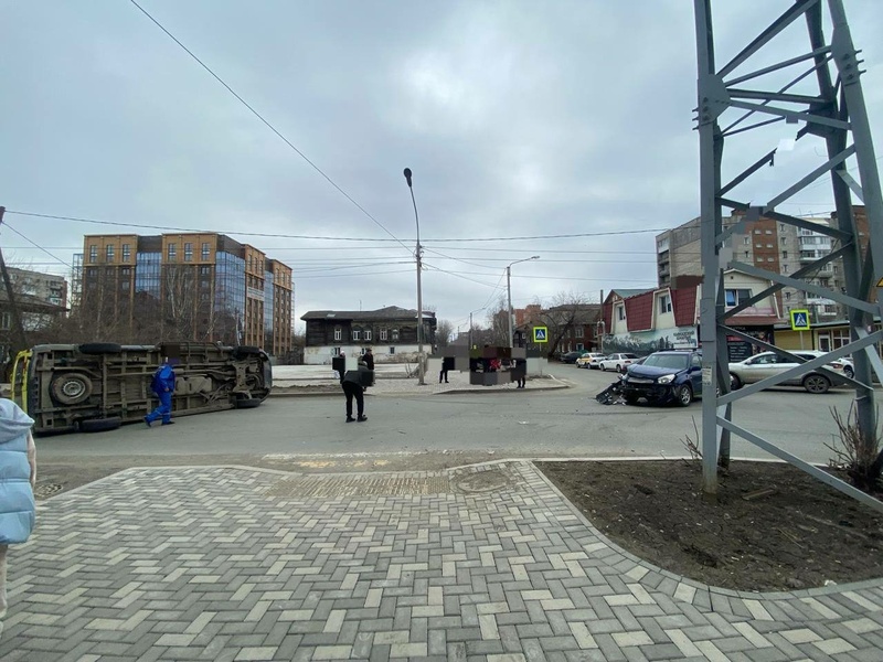 Машина скорой помощи опрокинулась на бок после ДТП в Томске