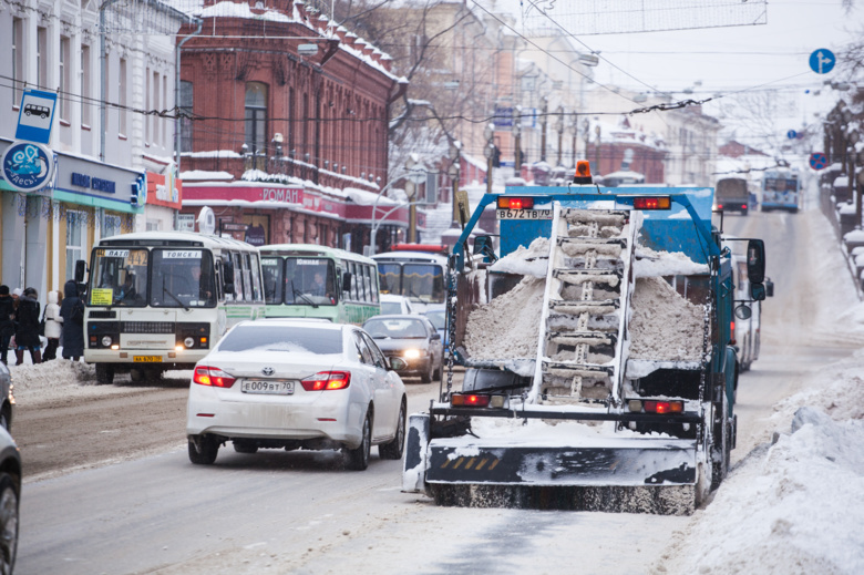 Мэр потребовал вдвое увеличить вывоз снега и почистить сто остановок за день