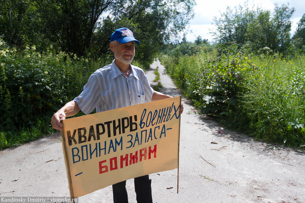 Активист провел одиночный пикет на кладбище (фото)