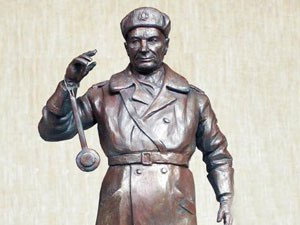 Куб для сбора средств на памятник «дяде Коле» установят в кинотеатре
