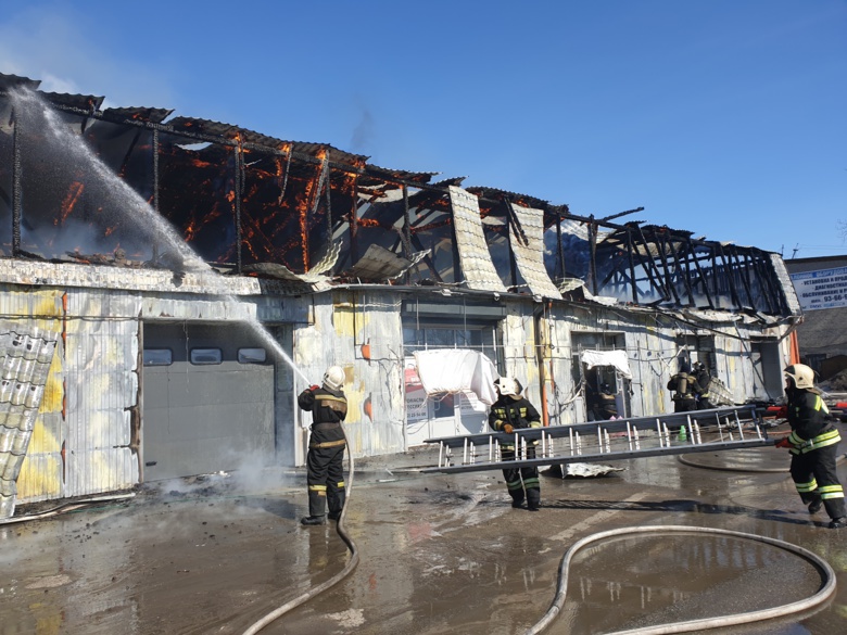 В Томске сгорела крыша автосервиса