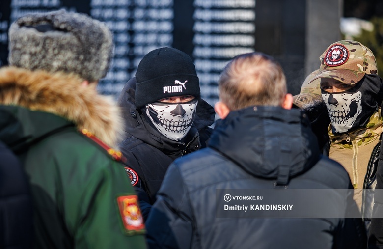 Чиновники Томска и вагнеровцы возложили цветы во вторую годовщину начала боевых действий между Россией и Украиной