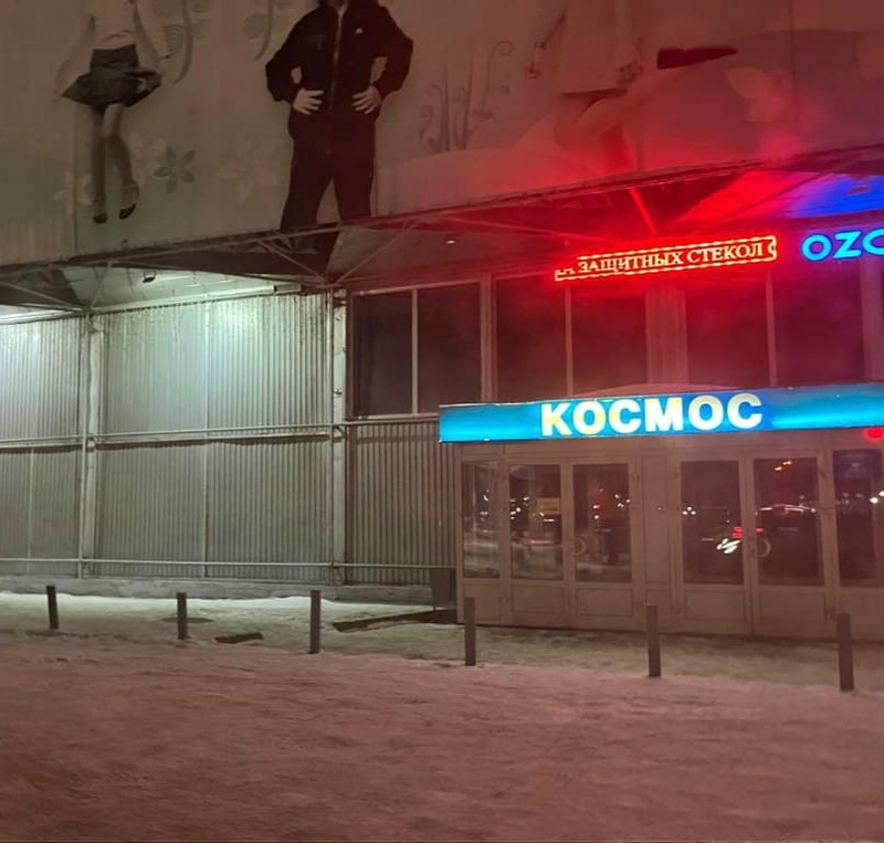 Нарушала дизайн-код: часть многолетней рекламы убрали с фасада ТЦ в Томске