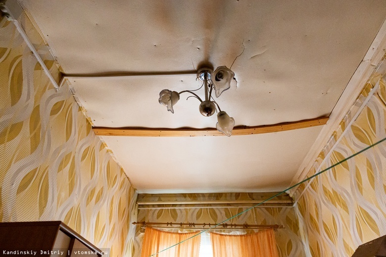 «Дом просто разваливается»: жители «аварийки» в Томске просят власти расселить их
