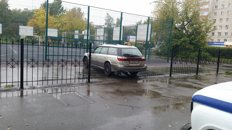 Водитель Subaru, снесший забор у томской школы, мог быть под наркотиками