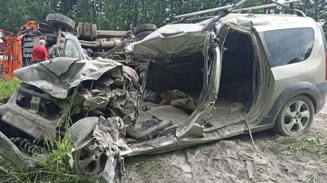 КамАЗ столкнулся с Lada Largus и перевернулся на трассе под Томском. Есть погибший