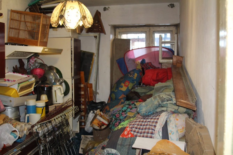Пенсионерка в Томске 10 лет копила мусор в квартире, расплодив тараканов и крыс