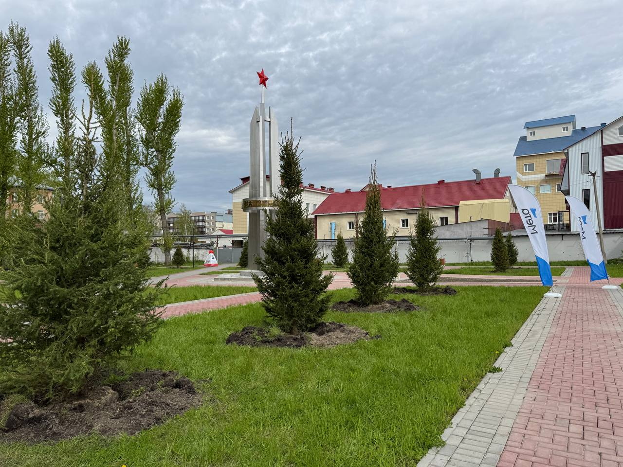 Девелопер «Группа Мета» высадил трехметровые ели в сквере 166-й стрелковой дивизии