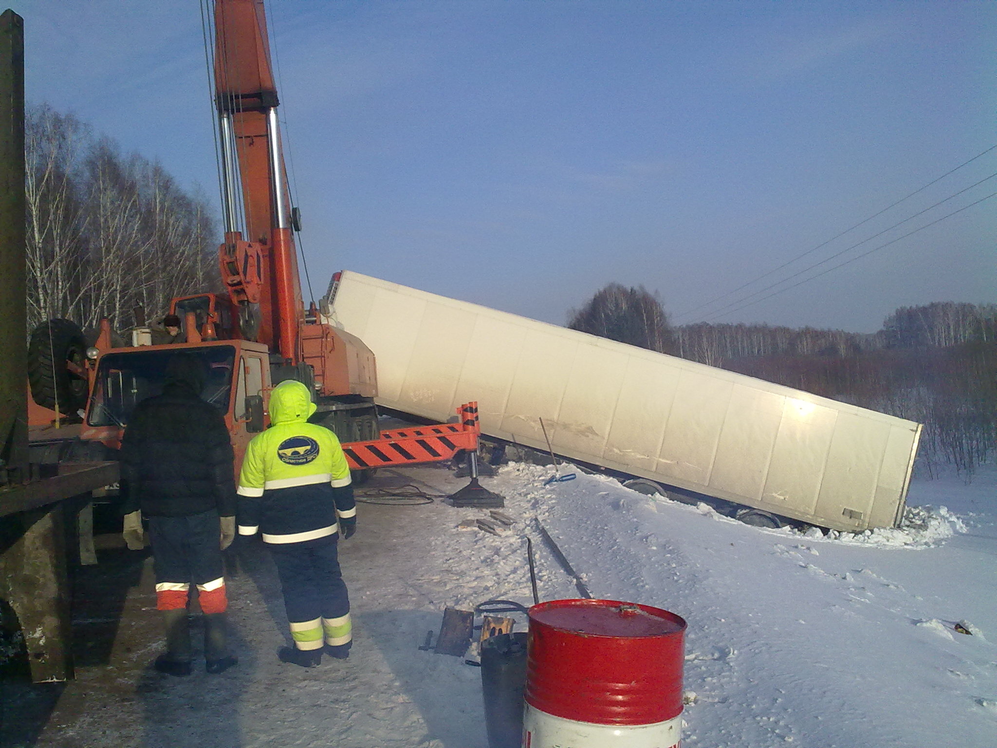 Полиция помогла вытащить из кювета 75-тонный грузовик (фото)