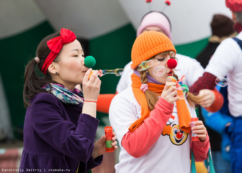Томичи смогут помочь детям, сфотографировавшись с клоунскими носами