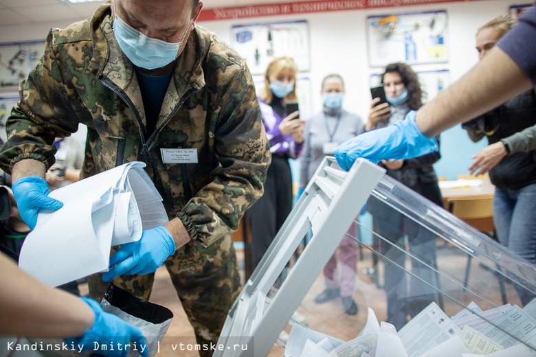 В сейф под камерой: бюллетени томских избирателей упаковали до подсчета 19 сентября
