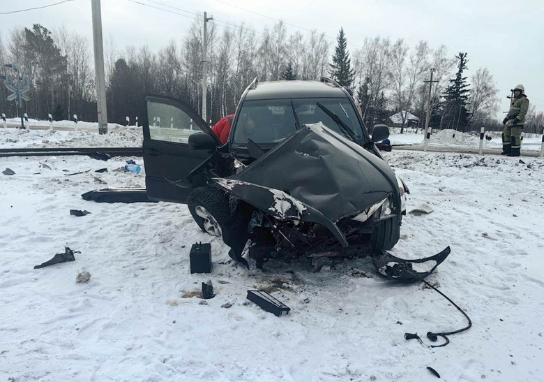 Локомотив столкнулся с машиной на ж/д переезде в Томской области