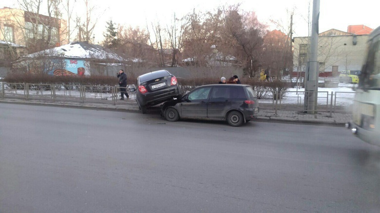В результате ДТП в центре Томска одна машина заехала на капот другой (фото)