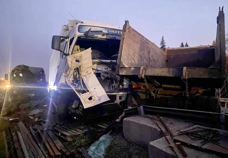 Водитель фуры попал в больницу, врезавшись в бетонные блоки и два грузовика на томской трассе