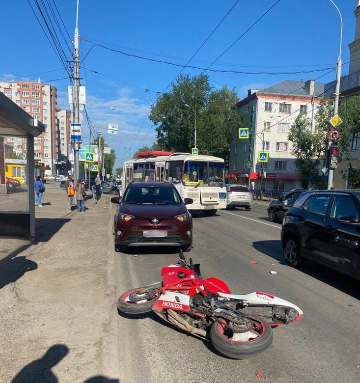 Мотоциклист попал в больницу после столкновения с Toyota в Томске