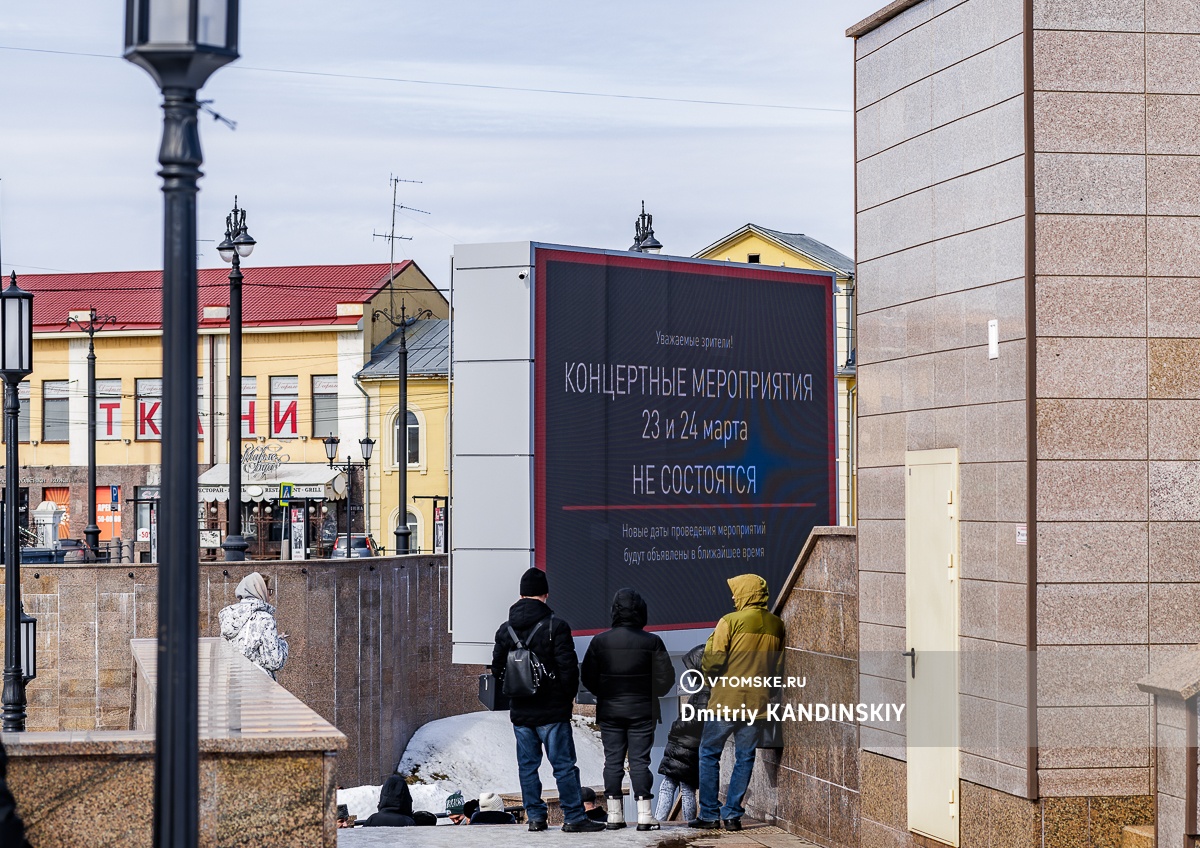 Томичи несут цветы к стихийному мемориалу в память о жертвах теракта в «Крокус  Сити Холле» | 23.03.2024 | Томск - БезФормата