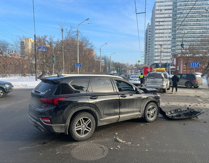 Пассажирка пострадала после столкновения двух авто в Томске