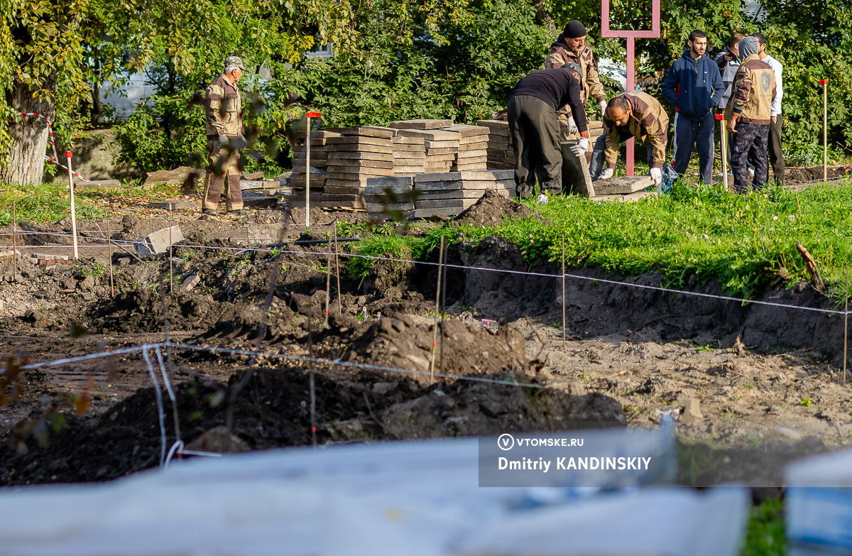 В парке у Белого озера в Томске завершается укладка плитки