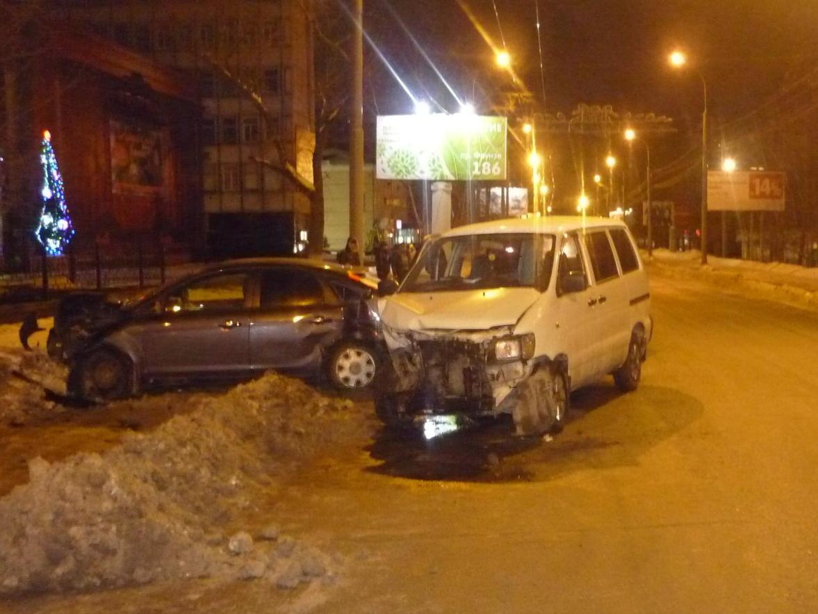 Три женщины получили травмы в ночном ДТП на Фрунзе