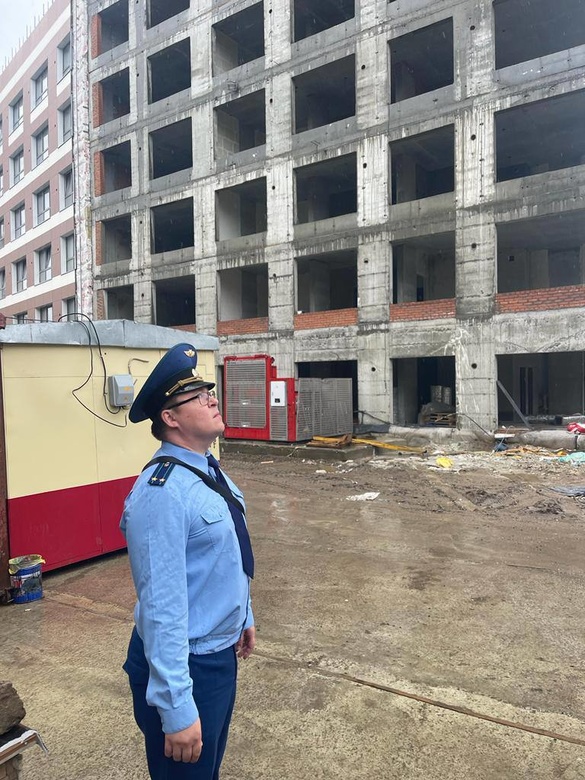 Рабочий упал с 22 этажа в шахту лифта строящегося дома в Томске