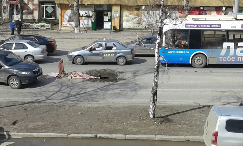 Народные новости: провал на Фрунзе начали засыпать (фото)