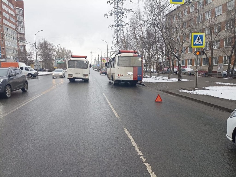 Маршрутка сбила мужчину, переходившего дорогу в Томске