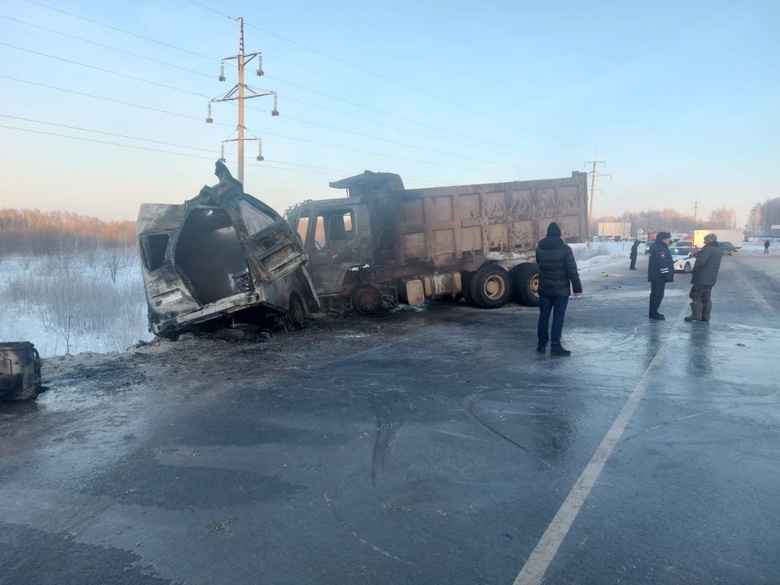 Водитель и пассажиры скорой погибли после лобового ДТП с грузовиком в Томском районе