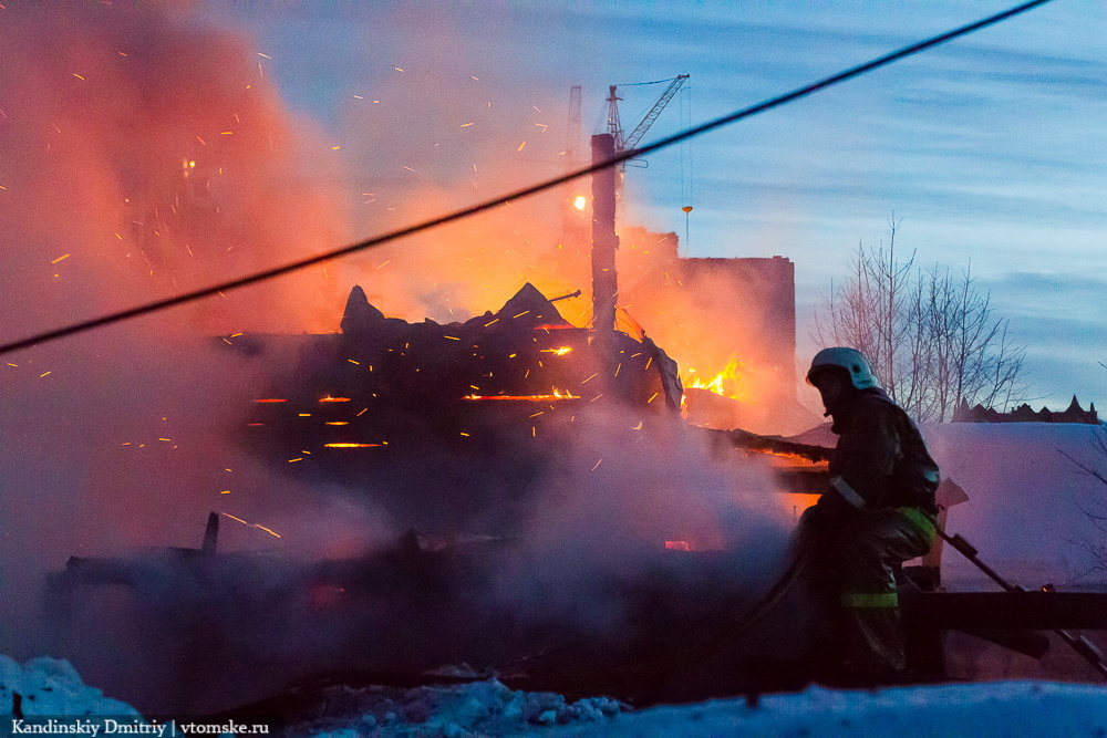 В горящем доме на улице Угольный поселок взорвался газовый баллон (фото)